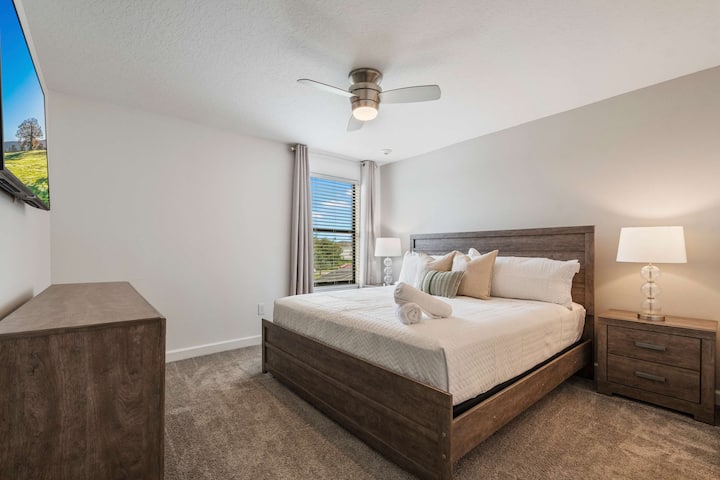 Escápate a tu propio refugio privado, donde la comodidad se une a la sencillez. Con ropa de cama lujosa, colores relajantes y un ambiente luminoso y acogedor, esta recámara es el lugar perfecto para descansar, recargar energías y crear recuerdos vacacionales inolvidables.