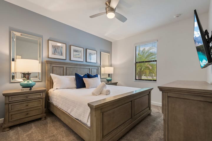 Disfruta de noches de descanso en esta habitación bellamente decorada, con muebles acogedores, toques modernos y acceso directo a un baño privado para mayor comodidad y confort.