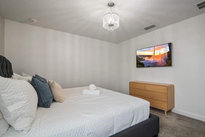 Recarga energías en esta tranquila recámara diseñada pensando en la comodidad y la conveniencia. La ropa de cama suave, la decoración contemporánea y el entretenimiento al alcance de la mano lo convierten en el lugar ideal para relajarte y sentirte como en casa.