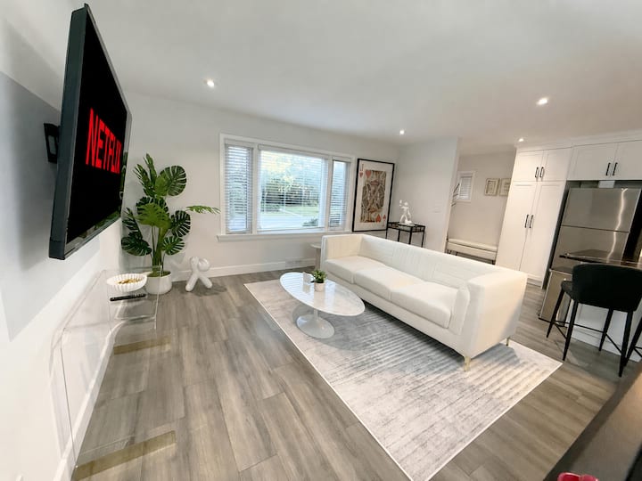 5br · Sleeps 10 · Parking · Near Rogers Stadium - Toronto