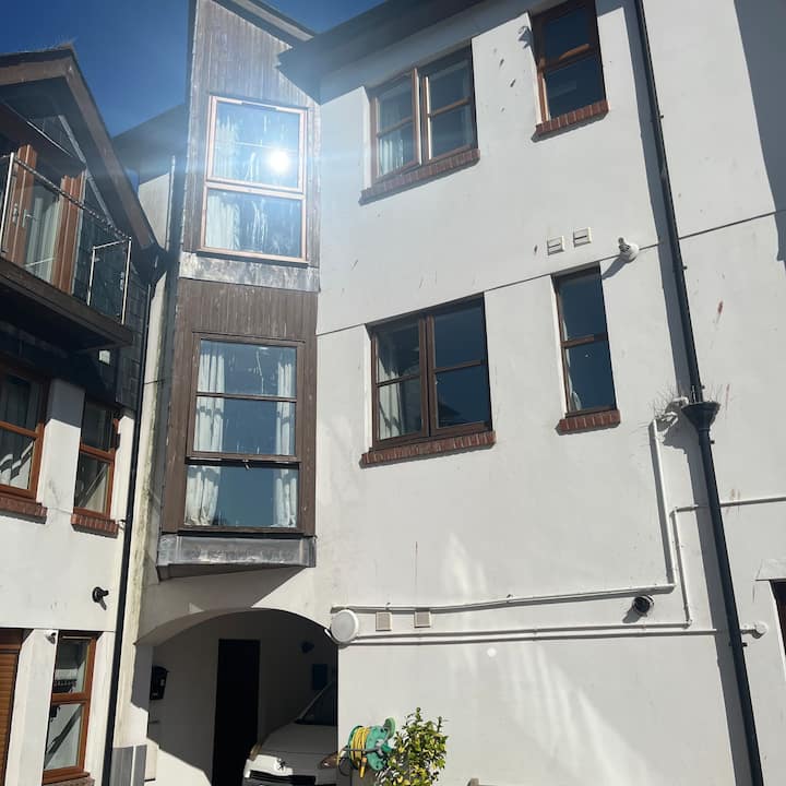 Central Apartment In A Secure Gated Block - Dartmouth