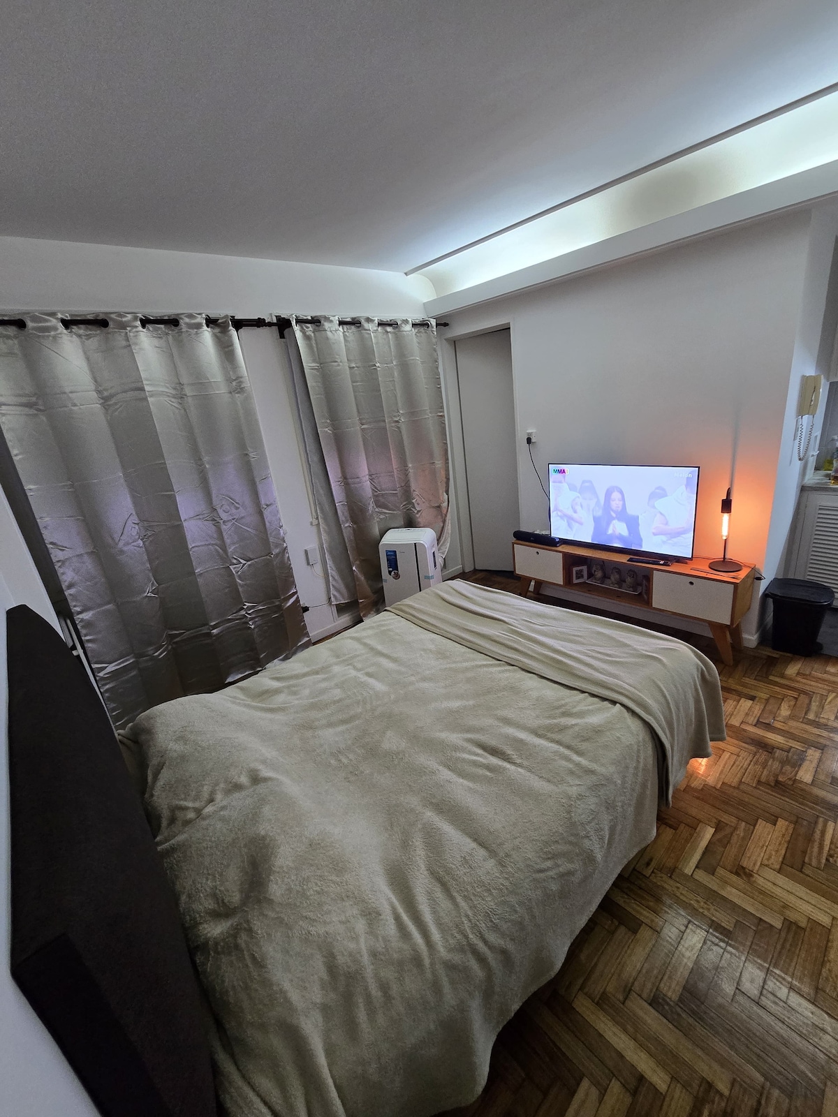 Estudio con cama queen y escritorio