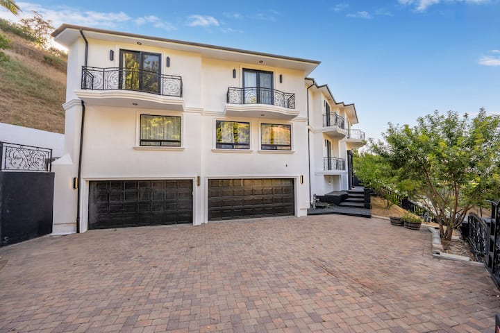 Grand Luxury Villa In Encino | Sleeps 14 - Calabasas, CA