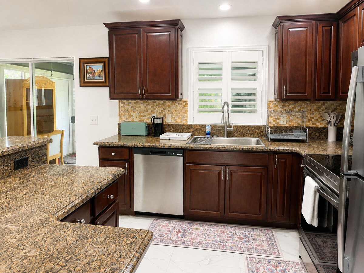 Full kitchen image 2