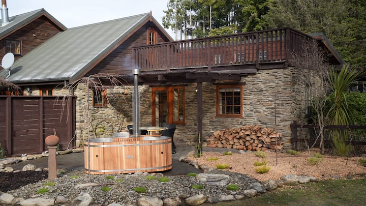 Wood-fired Spa | Garden Courtyard Escape - Wanaka