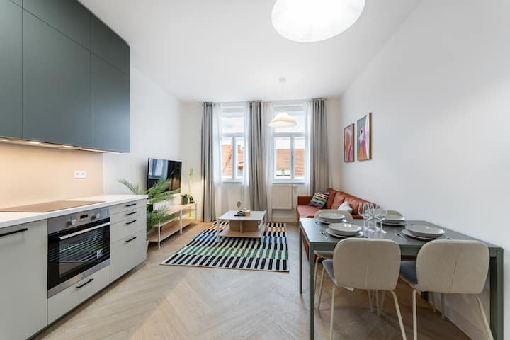 Bright Vinohrady Apartment Near Metro & Tv Tower - Praga