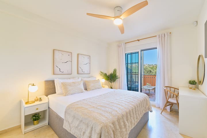 Odmorite se u elegantnom bračnom krevetu s izravnim pristupom privatnom balkonu kako biste uživali na otvorenom. by Groway Home