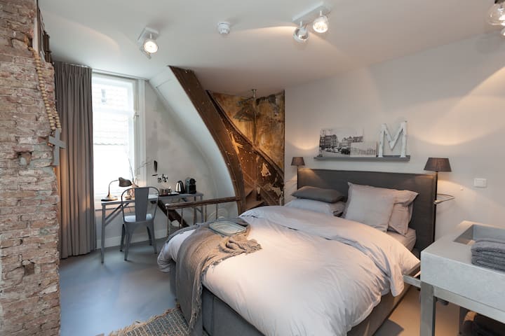 Cozy Room In Mother Goose Hotel - Utrecht Province