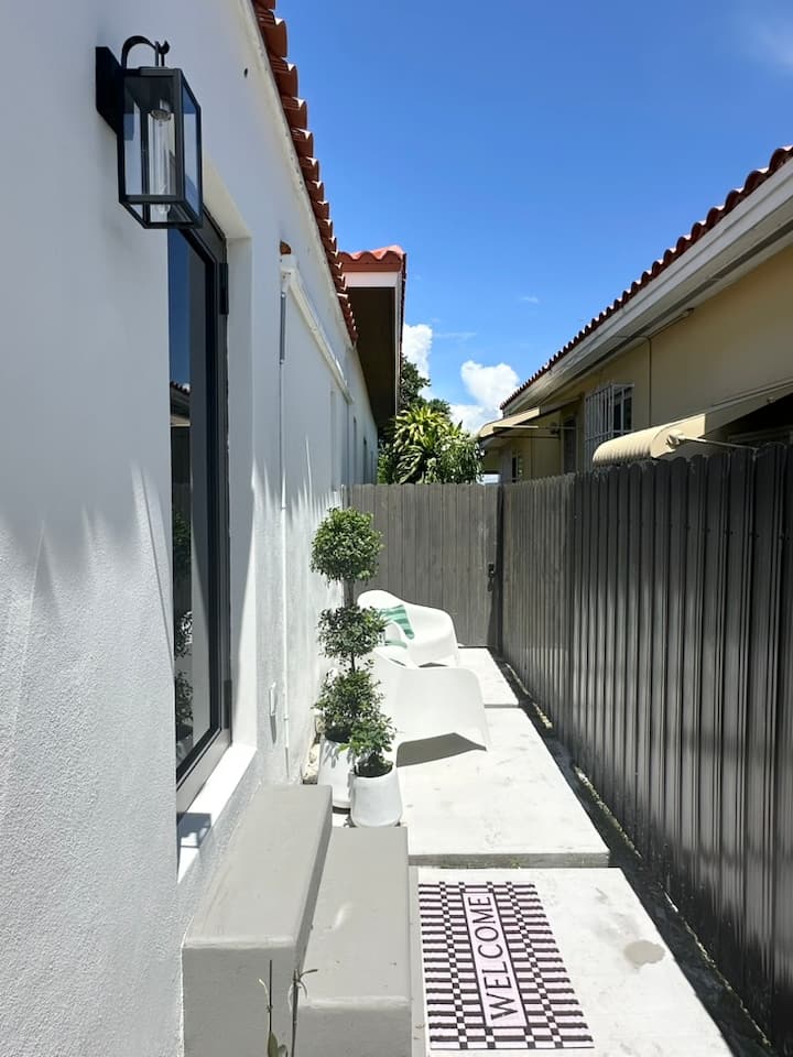 Casita On The Hill | Cozy Private Studio - Miami, FL