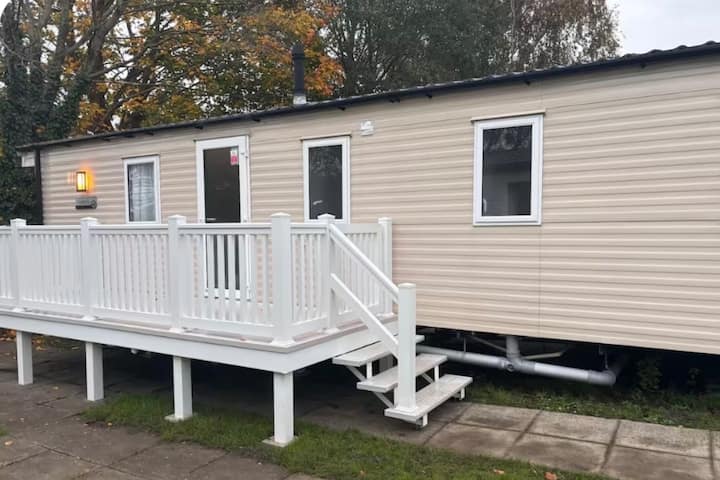 Cabin Sleeps 8 - Free Parking, Patio, Pool - Wareham