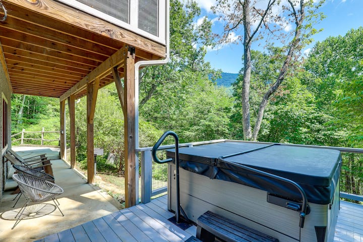 Spacious Home W/ Hot Tub & Views In Black Mountain - Black Mountain, NC