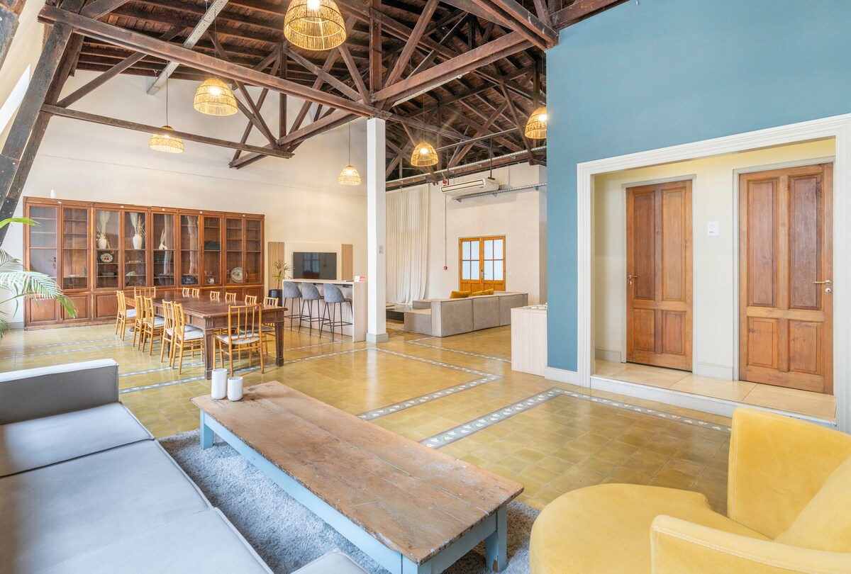 Loft con vigas a la vista y 2 baños
