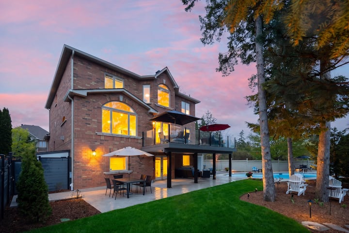 Luxury Retreat Oakville: Backyard Oasis, Pool, Gym - Oakville