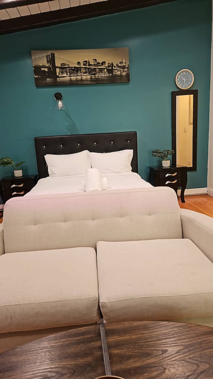 Budget Friendly Spanish Style Apartment Sleeps 2 - Beverly Hills, CA