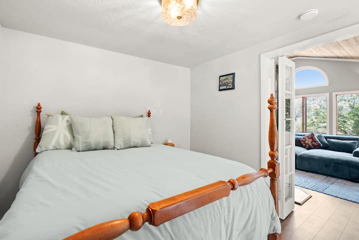 Chambre confortable avec un grand lit pour une nuit de sommeil réparatrice