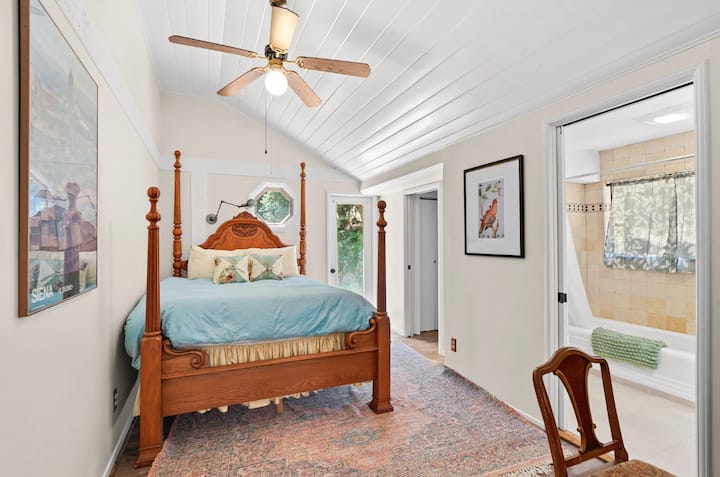 Suite spacieuse avec lit queen et salle de bains privée