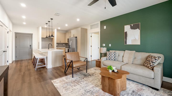 Landing | Spectacular 2bd, Courtyard, Clubhouse - Goodyear, AZ
