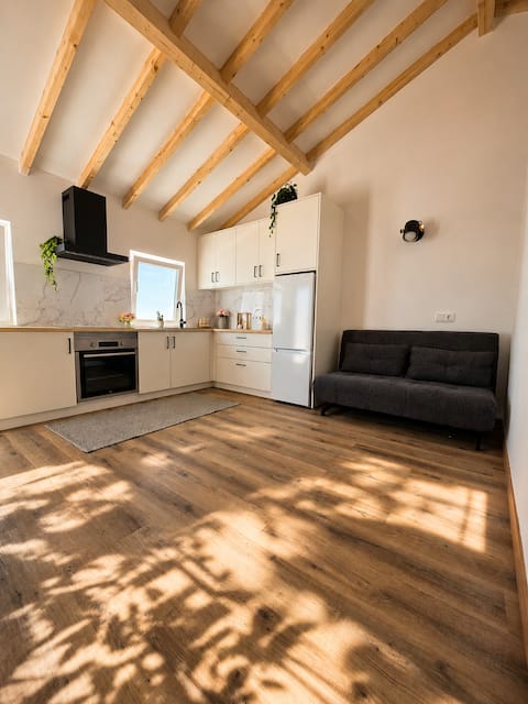 Popular Airbnb listing: Oak & Sea Prestige T1 in Peniche