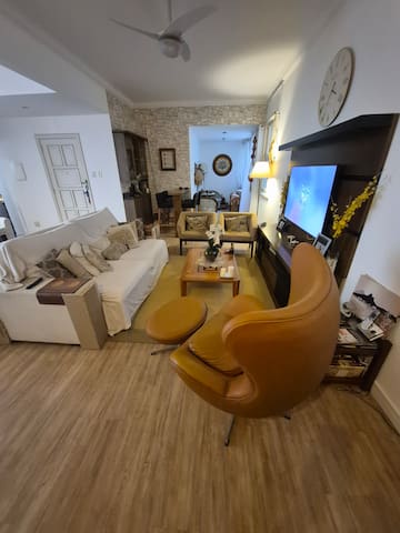 Comfortable, silent, 2 minutes from the beach!