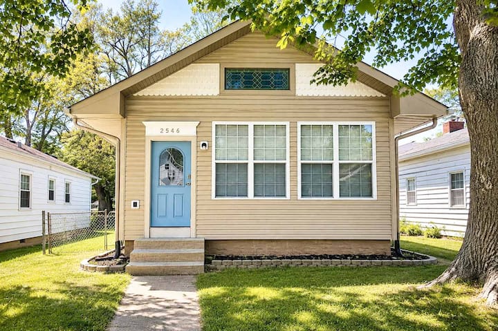 Charming Retreat | Walkable Private Fenced Yard - Indianapolis, IN