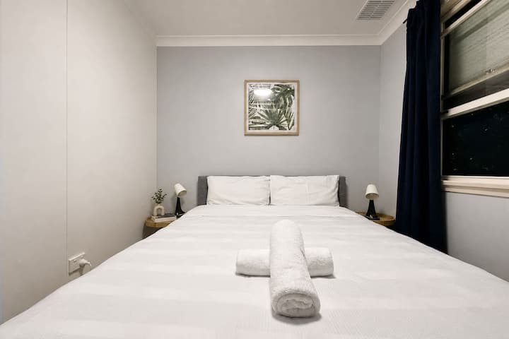 Pymble Queen Room | 2 Shared Bathrooms - Hornsby