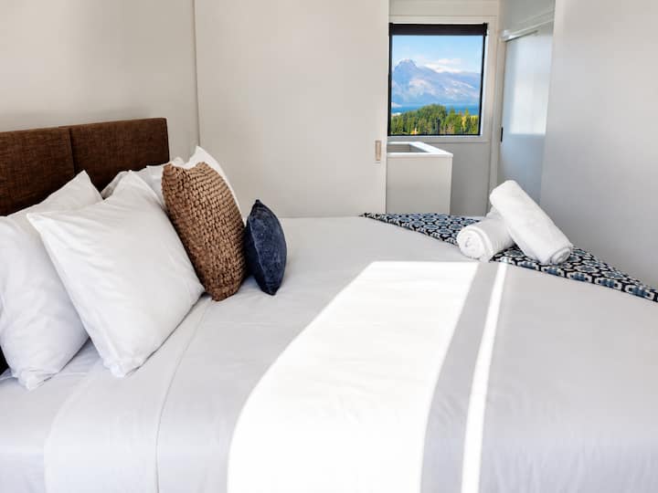 Réveillez-vous avec le paysage spectaculaire de Queenstown depuis cette chambre spacieuse et magnifiquement aménagée.