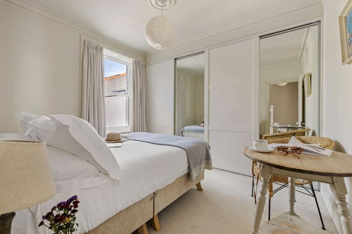 Cama tamaño king, clóset empotrado con espejos - Bay House