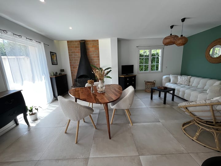 Maison
2 Chambres
2 Salles De Bain
2 Toilettes - Toulon