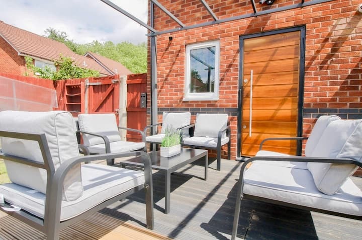 Hockley 4-bed, Sleeps 13 W/ Garden & Free Parking - Birmingham