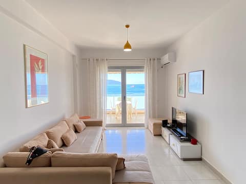 Top performing Airbnb: The magical of the sunset and the best sea view in Vlorë