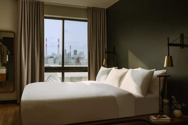 Sleek City Stay: Rooftop Access & Modern Decor - New York City