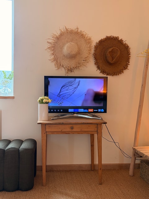 Top performing Airbnb: Beachfront suite close to shops in Bernières Sur Mer