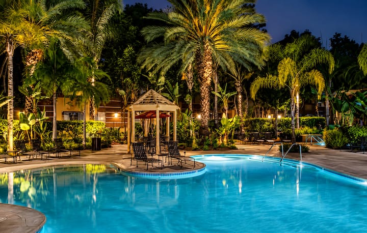 Stylish Stay Near Lax | Pool & Parking - Ladera Heights, CA