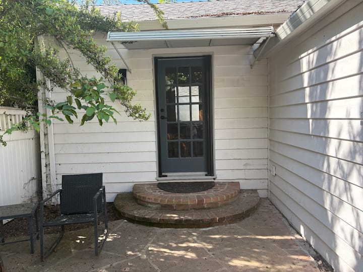 Walkable Land Park Cottage - 薩克拉門托