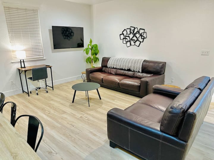 Beautifully Renovated | Single Story | Sleeps 16/ - Tracy, CA