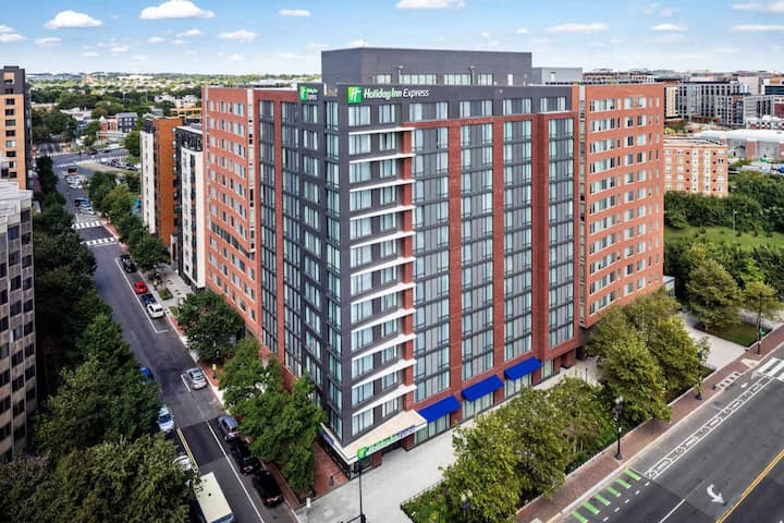 Close To National Mall + Free Breakfast & Gym - Washington D.C., DC