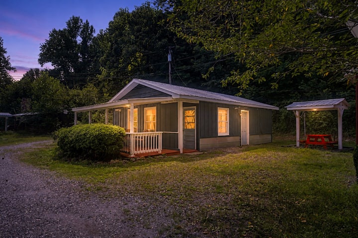 Smoky Mtn Cabin · Sleeps 5 · Pet-friendly · Fire P - Sylva, NC