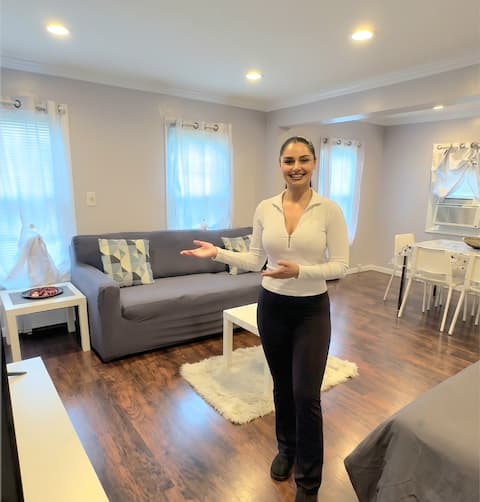 CoZy SuItE/STEPS TO TRAIN - free parking