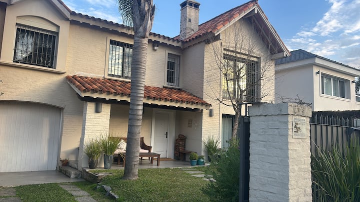 Casa Con Piscina, Parrillero, Cerca De La Playa. - Montevideo