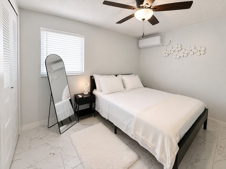 Modern Private Apartment In Brandon - リバービュー, FL