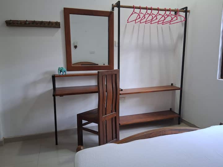 Belle armoire avec étagères et petit bureau avec étagère