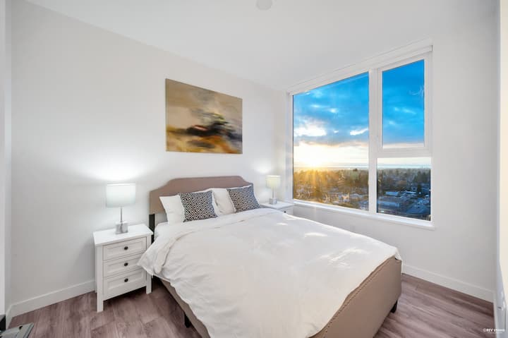 Metrotown 3 Bedroom Highrise New Skytrain Mall - Burnaby