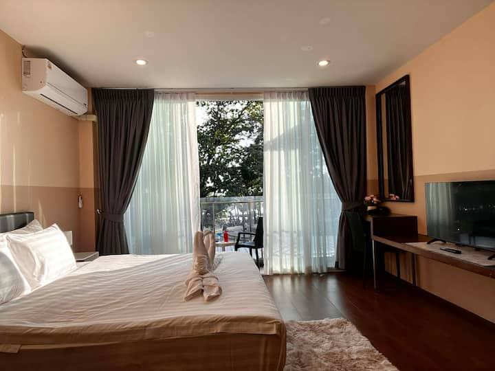 Sea Breeze Suiteวิวระเบียงพระอาทิตย์ตก102 - Patong Beach