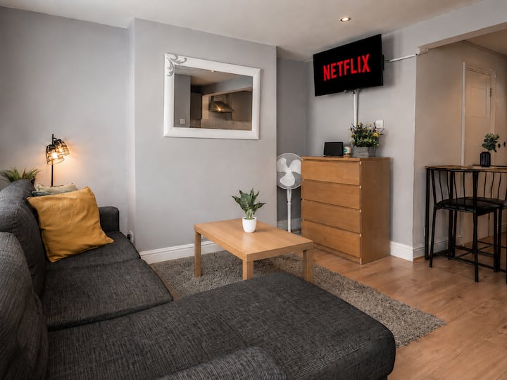 Modern City Apartment | Free Parking | Sleeps 4 - 밴베리