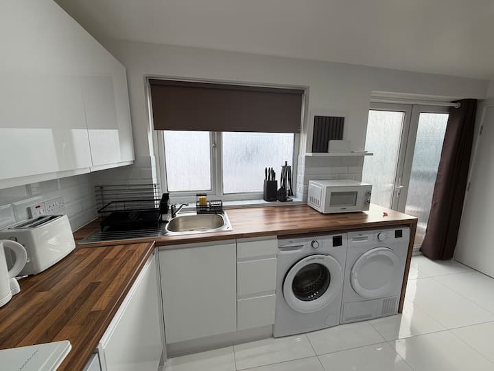 Heathrow Family Apartment With Secure Parking - Hayes