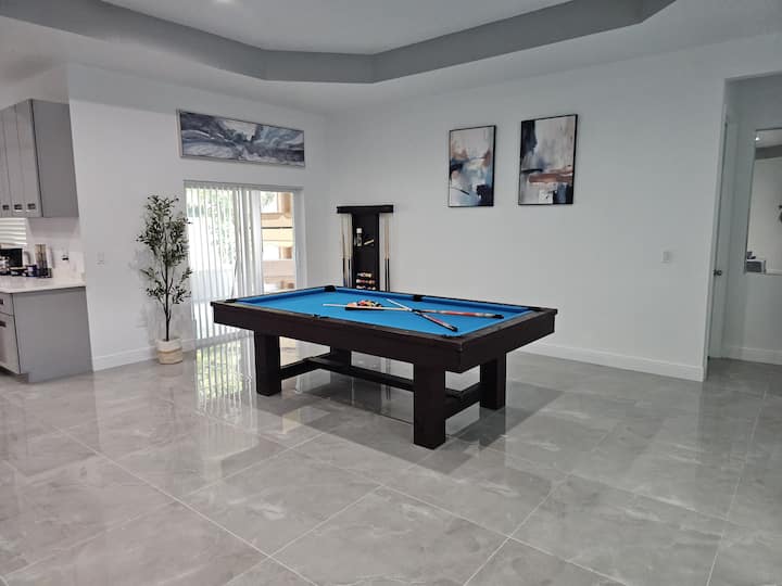 Luxury & Spacious Vacation Home With Pool Table - Port St. Lucie, FL