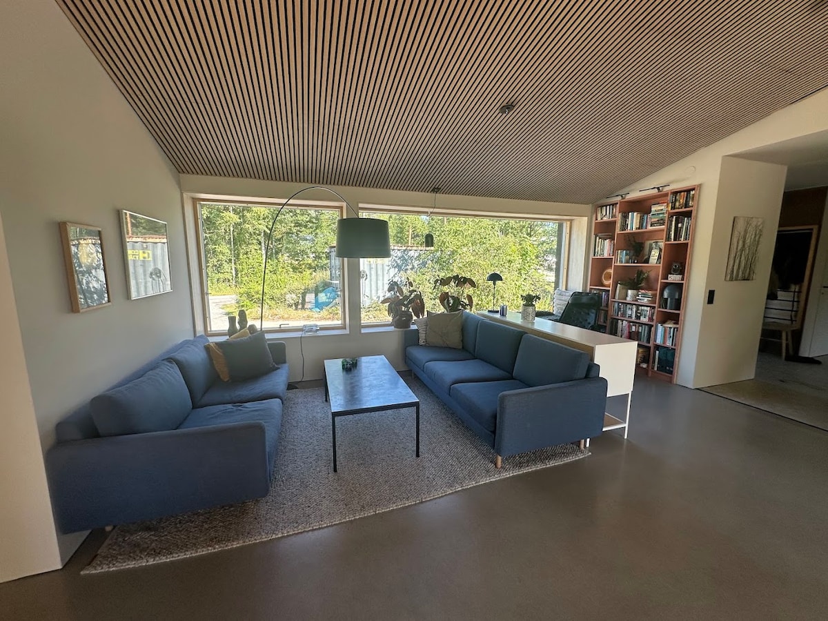 Newly-built house directly by the lake with its own dock