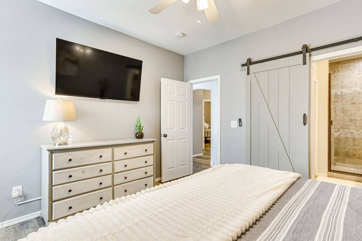 Спална соба 1 | Брачен кревет (широк 180 – 200 см) и паметен телевизор | Пристап до приватна бања