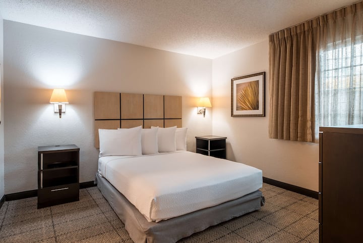 Hassle-free Stay! Free Parking, Full Kitchen! - Fort Worth, TX