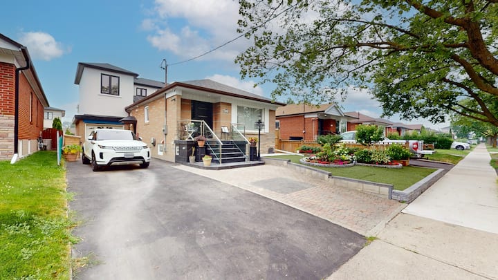 Elegant Family Home With Premium Comfort - Mississauga